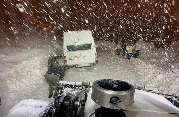 Hakkari’de kar ve tipide mahsur kalan minibüs kurtarıldı
