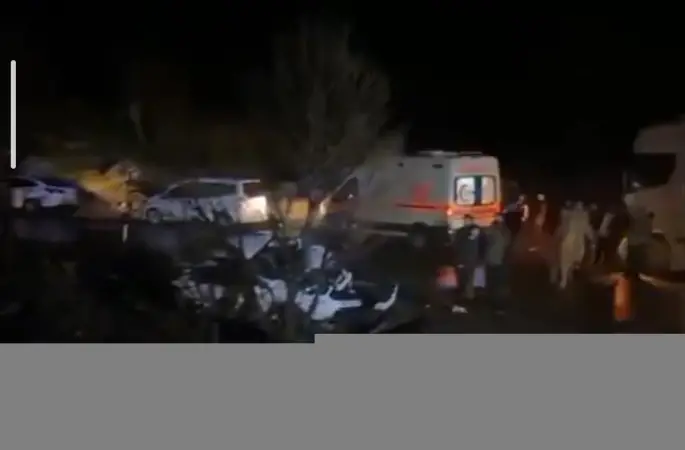 Hakkâri’de tır otomobille çarpıştı: 2 yaralı
