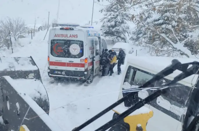 Hakkari’de yolda kalan ambulansın imdadına ekipler yetişti
