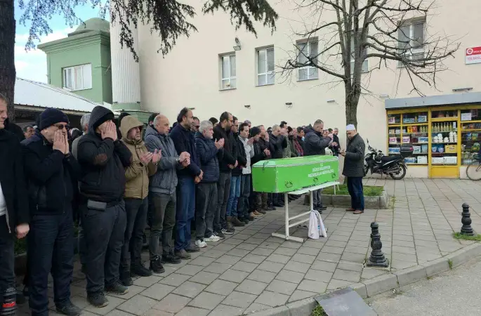 Halı sahada kalp krizi geçirerek vefat eden Murat Kasapoğlu son yolculuğuna uğurlandı
