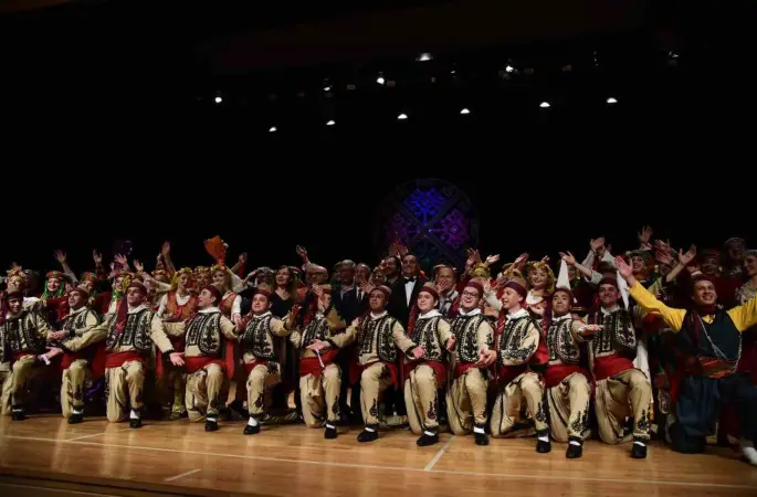 Halk Dansları Topluluğu sahnede folklor şöleni sundu
