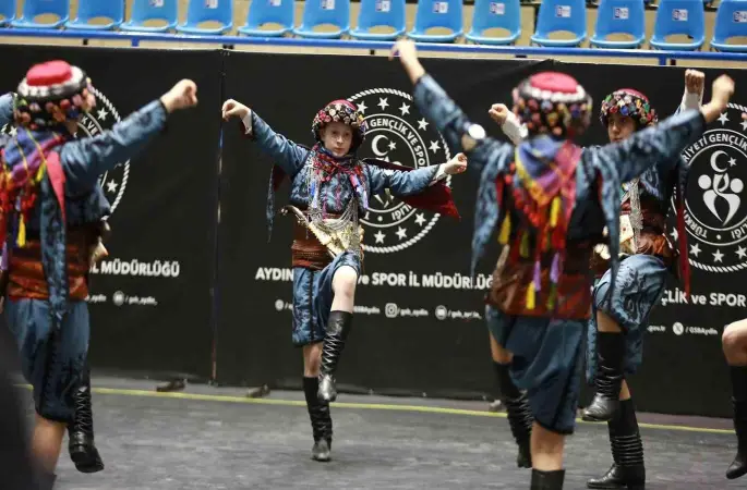 Halk oyunları ekipleri birincilik için ter döktü
