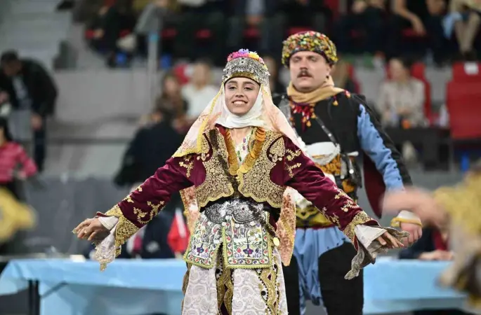 Halk oyunları yarışmasına Manisa Büyükşehir Belediyespor damga vurdu
