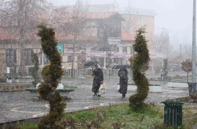 Harput’ta kar yağışı etkisini artırdı, tarihi mekanlar beyaza büründü
