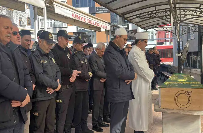 Hastalığı nedeniyle hayatını kaybeden emniyet personeli son yolculuğuna uğurlandı
