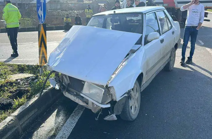 Hastane kavşağında yine kaza: Tofaş kağıt gibi katlandı
