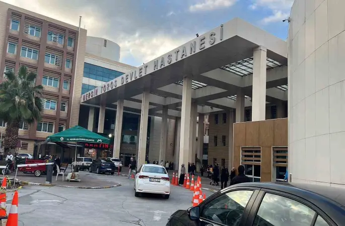 Hastane koridorlarında dolaşan köpek tedirgin etti
