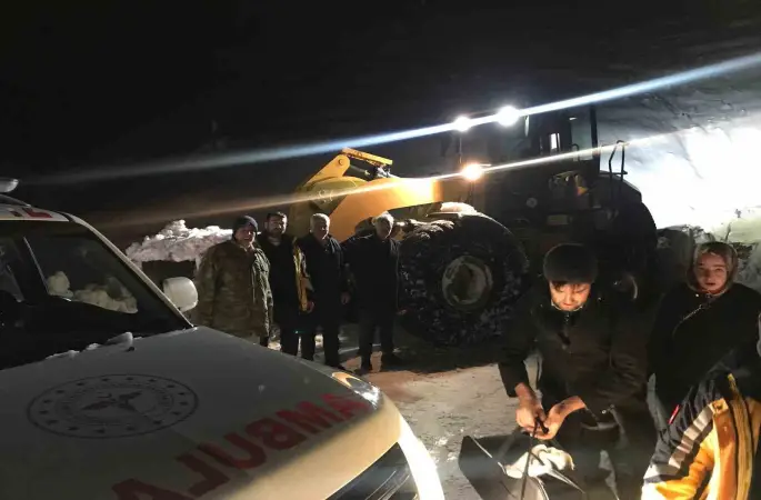 Hastaya ulaşmak için 4 saat boyunca yol açıldı
