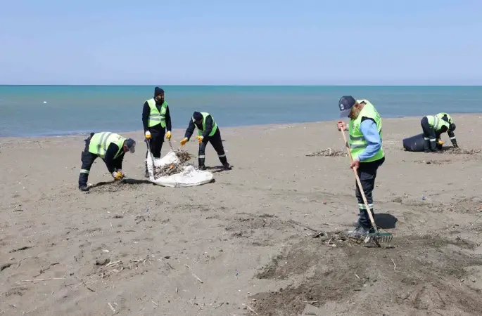 Hatay Büyükşehir Belediyesi, sahillerde temizlik çalışmasını yıl boyu sürdürüyor
