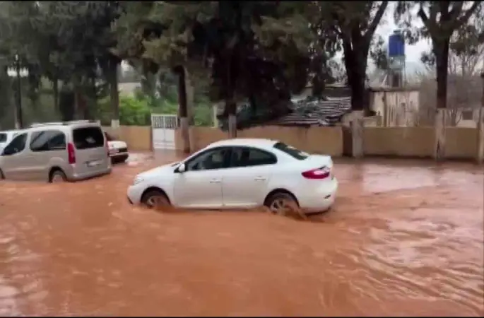 Hatay’da sağanak etkili oldu: Yollar göle döndü, otelin oto parkını su bastı

