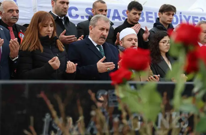 Helikopterin düşmesi sonucu BBP Genel Başkanı Muhsin Yazıcıoğlu ile birlikte hayatını kaybeden İsmail Güneş ve 4 kişi mezarları başında anıldı
