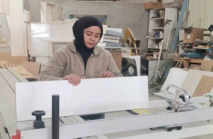 Hem üniversite okuyor hem mobilya atölyesinde çalışıyor
