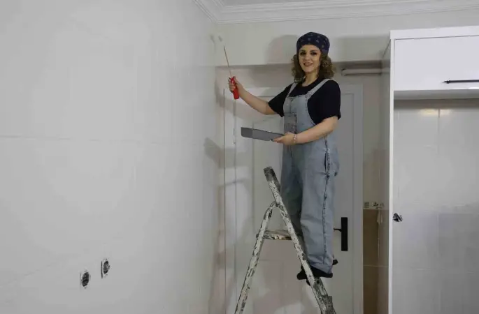 Hemcinsleri tırnaklarını boyarken o duvarları boyamayı tercih etti
