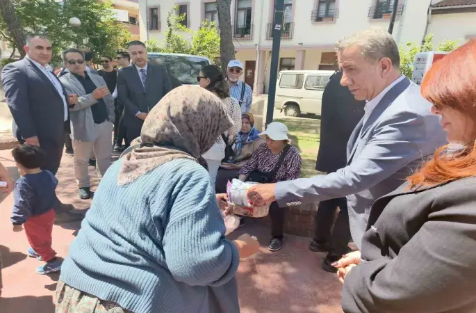 Herkes belediye başkanı olarak,işportacı teyze ise  müşteri olarak gördü
