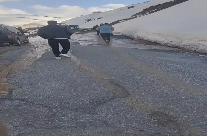 Heyelan nedeniyle kapanan Hasköy-Mutki yolu açıldı
