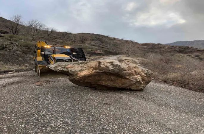Heyelan nedeniyle kapanan köy yolu yeniden ulaşıma açıldı
