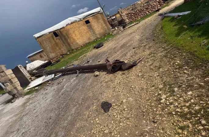 Hilvan’da dehşet anları kamerada: Fırtına çatıları uçurdu, direkleri devirdi
