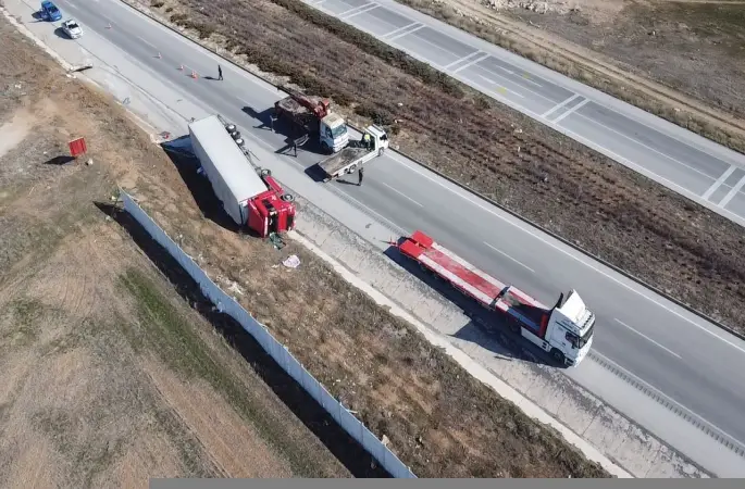 Hırdavat malzemesi yüklü tır devrildi, sürücü yaralandı
