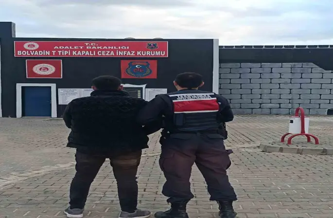 Hırsızlık suçundan aranan şahsı jandarma yakaladı
