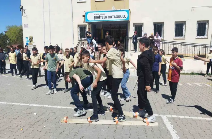 Hisarcık Şehitler Ortaokulu’nda çocuk oyunları şenliği
