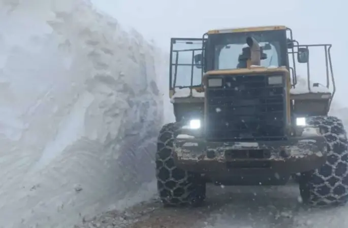 Hizan’da çığ tehlikesi nedeniyle karla mücadele çalışmaları durduruldu
