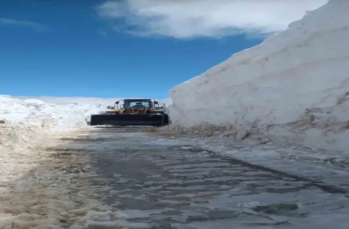 Hizan’da çığ ve kar engeli
