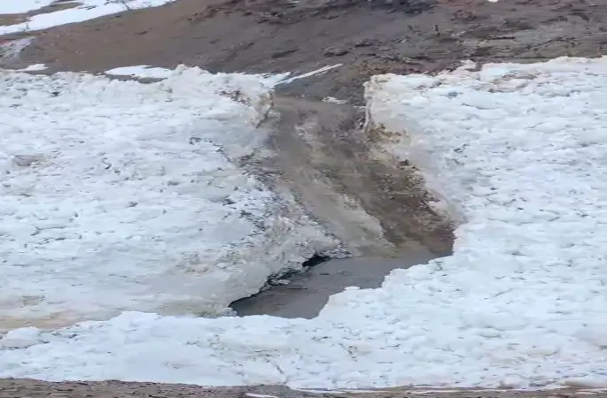 Hizan’da köy yoluna çığ düştü
