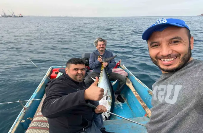 Hobi olarak olta balıkçılığı yapan öğretmen 60 kiloluk orkinos yakaladı
