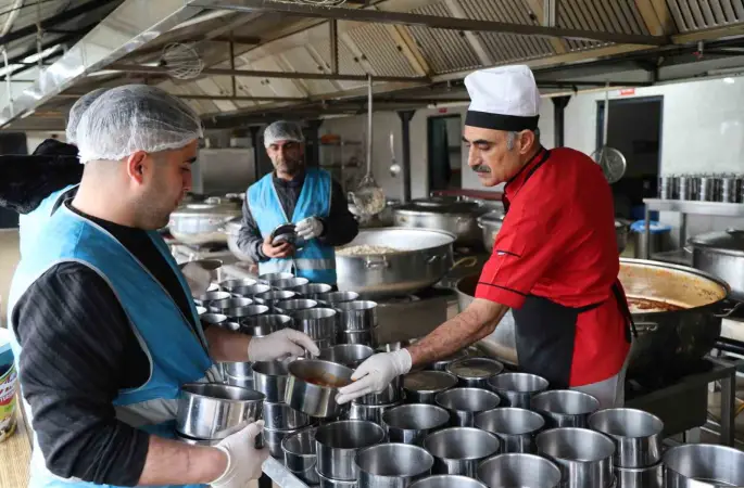 Hükümlülerce hazırlanan iftar yemeği 3 bin kişiye ulaştırılıyor
