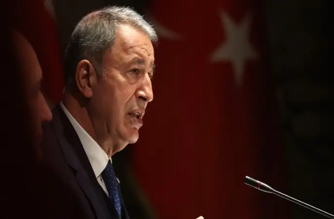 Hulusi Akar’dan Türk Bayrağına Yönelik Saldırıya Sert Tepki: “Bayrağımıza Uzanan Eller Kırılır”