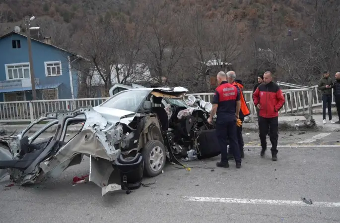 Hurdaya dönen araçtan sağ kurtuldular: 1’i bebek 3 yaralı
