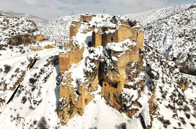 Hurman Kalesi karla birlikte mest etti
