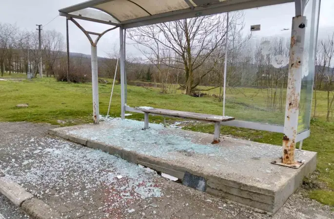 Huzurevi sakinlerinin kullandığı otobüs durağının camlarını kırdılar
