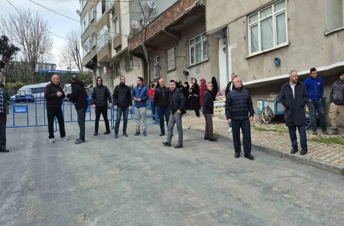 İBB’nin hatalı yıkımı 4 aileyi sokakta bıraktı, yakınlarının yanında kaldıklarını iddia eden aileler çözüm istedi
