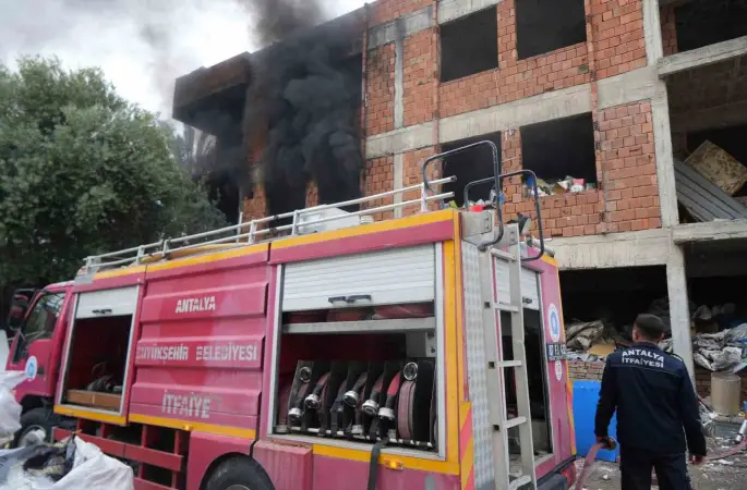 İçi ve etrafı çöplerle dolu metruk bina yangını mahalleliyi tedirgin etti
