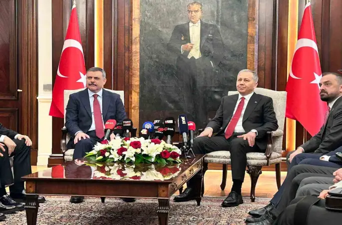 İçişleri Bakanlığında devir teslim töreni: Yeni Bakan Çiftçi, görevi Yerlikaya’dan devraldı
