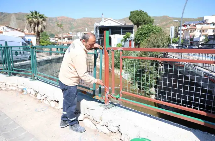 İçmeler’de korkuluklar yenileniyor
