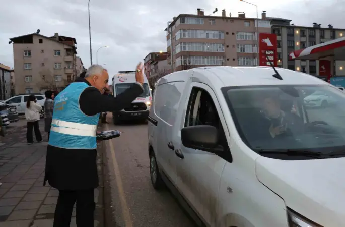 İftar vakti yolda olan sürücülere iftarlık dağıttılar
