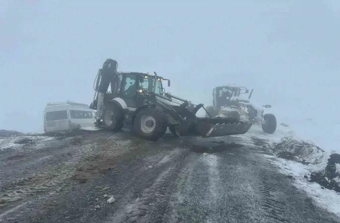 Iğdır’da yoğun kar yağışı: 57 köy yolu ulaşıma kapandı, şarampole devrilen minibüs kurtarıldı
