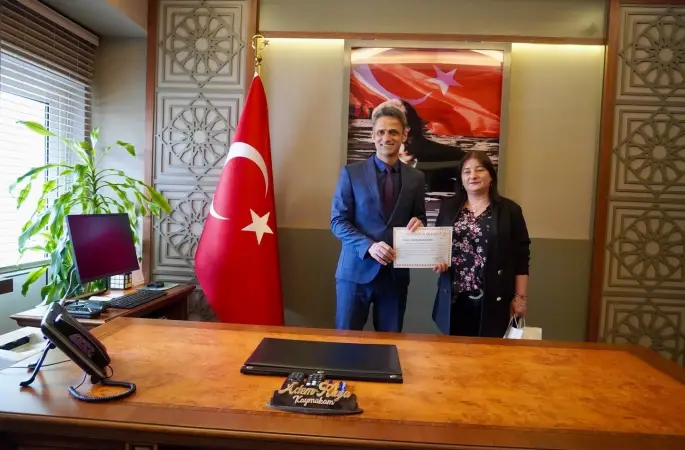 İHA muhabiri hem işini yaptı hem de en çok kitap okuyarak ödüllendirildi
