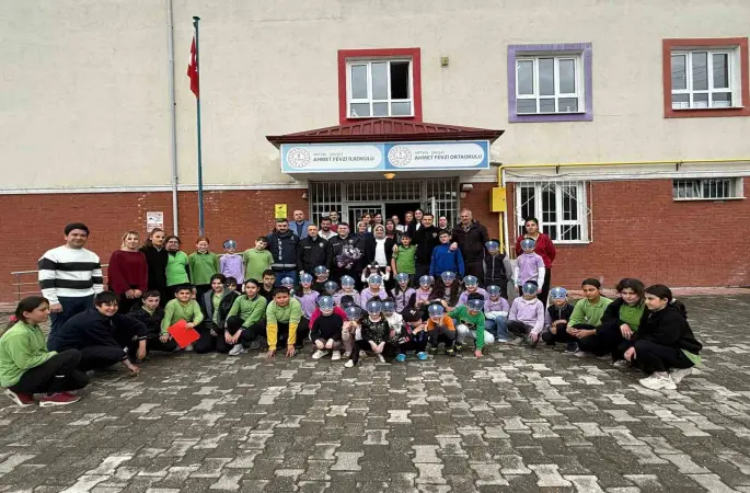 İhbar üzerine okula giden polisler sürpriz kutlamayla karşılandı
