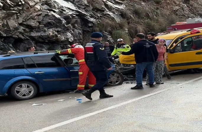 İki aracın kafa kafaya çarpıştığı kazada 2 yaşındaki çocuk hayatını kaybett: 6 yaralı
