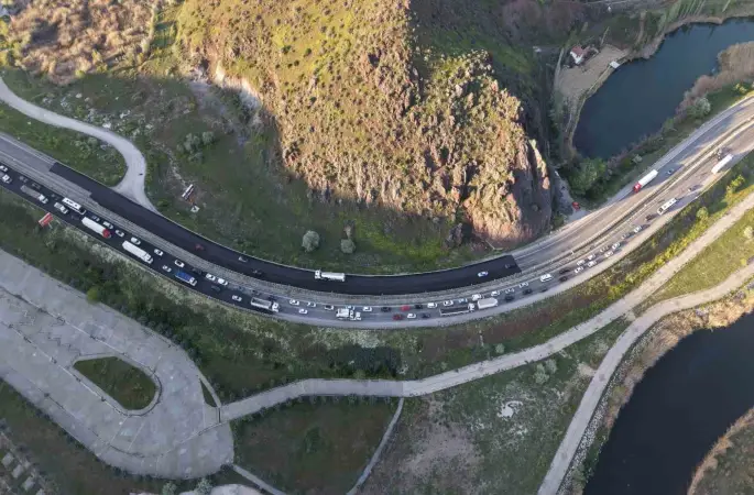 İki otomobil çarpıştı, 3 kişi yaralandı: Trafik yoğunluğu havadan görüntülendi
