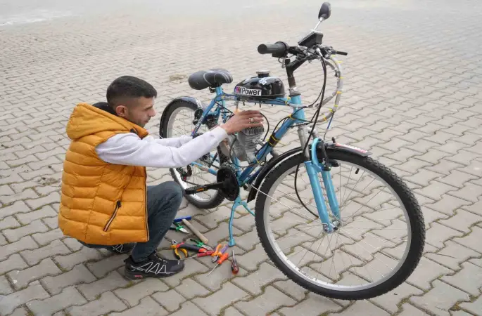 İkinci el bisiklet satın aldı, topladığı malzemelerle mobilete çevirdi
