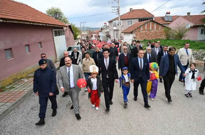 İlçede 23 Nisan öncesi coşkusu yürüyüşle taçlandı
