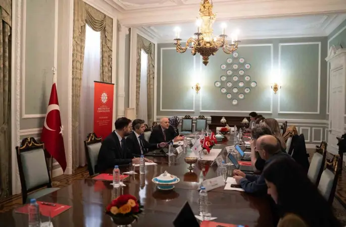 İletişim Başkanı Duran: "Ülkemiz; jeostratejik konumu, askerî kapasitesi ve caydırıcılık unsurlarıyla, Soğuk Savaş’tan günümüze NATO’nun kolektif savunma mimarisinde vazgeçilmez bir merkez ülke ve jeopolitik denge unsurudur" dedi.
