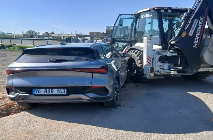 İnegöl’de otomobil iş makinasına çarptı: 1 yaralı
