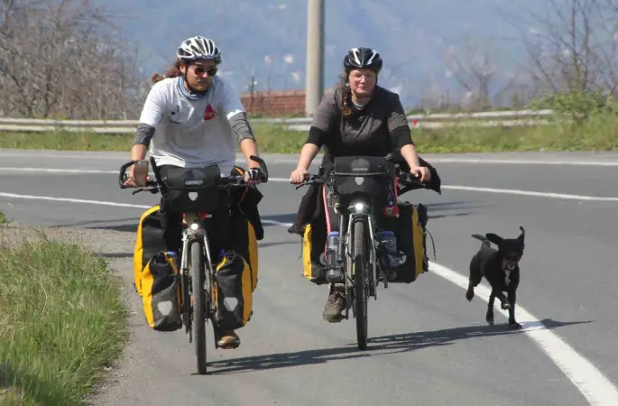 İngiltere’den çıkıp 6 kıtayı bisikletle geçmeyi hedefleyen iki maceracı Ordu’ya ulaştı
