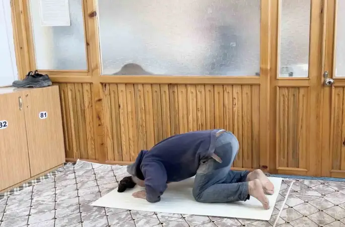 İnşaat işçisinden örnek davranış: Camiyi kirletmemek için nalburdan aldığı malzemenin üzerinde namazını kıldı
