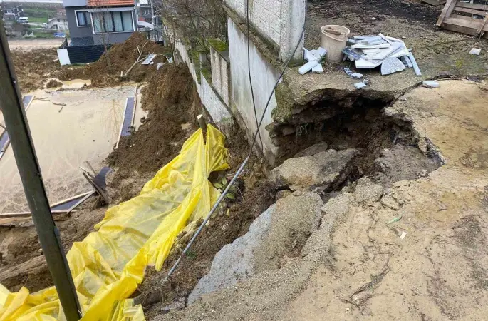 İnşaat kazısında toprak kaydı, yolun bir bölümü çöktü
